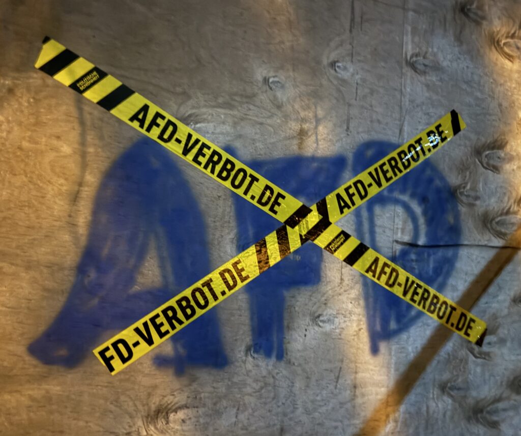 Mit AfD besprühte Plakatrückwand. Überklebt mit AFD-Verbotsklebeband des ZPS.